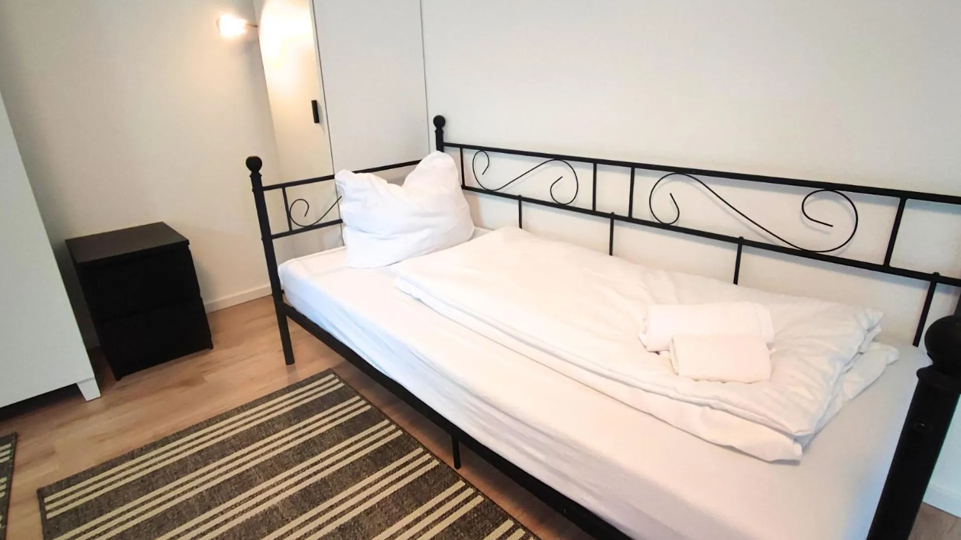 Monteursunterkunft Strasslach- Fitters' Accommodation With Shared Kitchen & Garden 0*, Straßlach-Dingharting