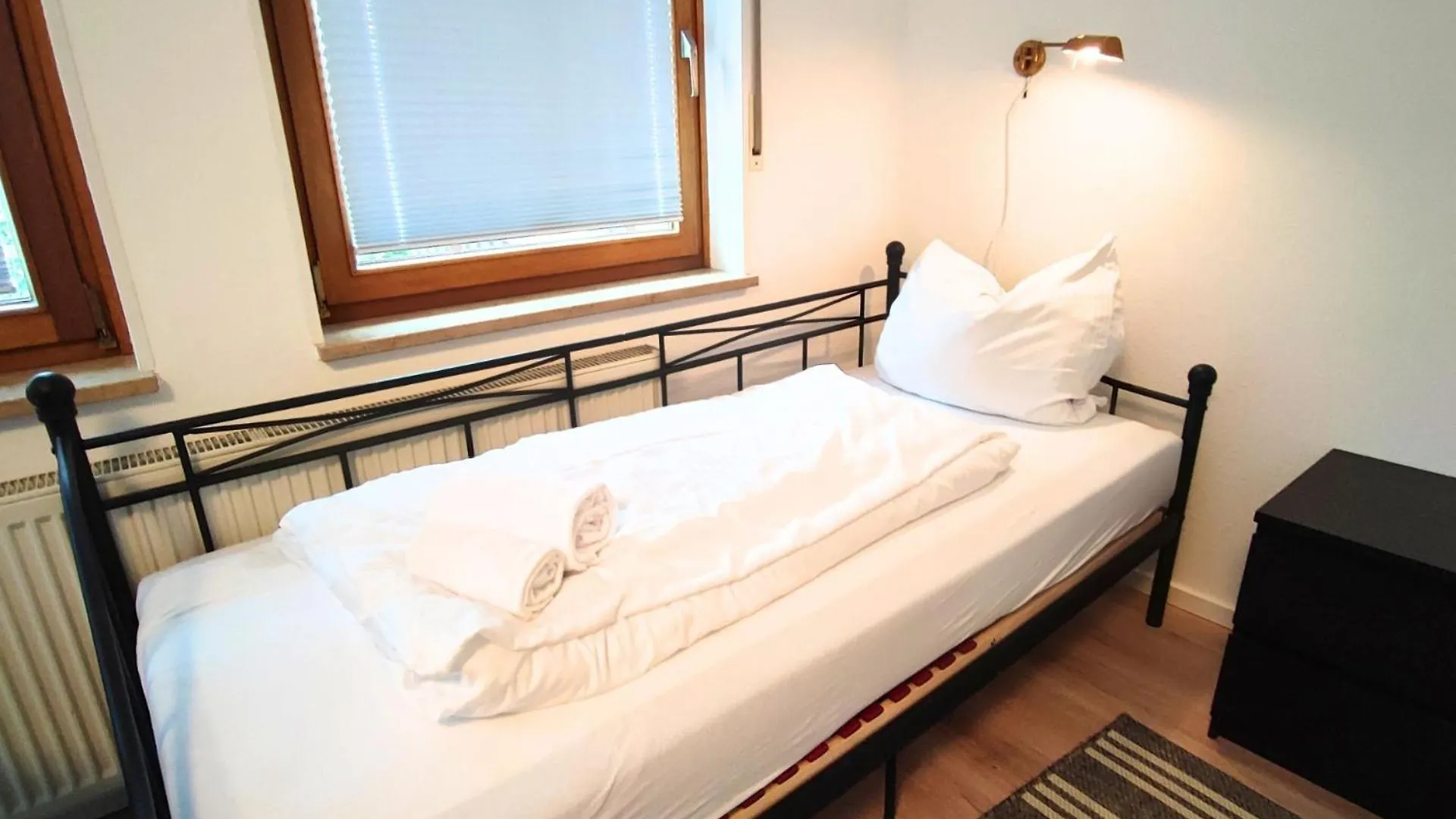 Διαμέρισμα Monteursunterkunft Strasslach- Fitters' Accommodation With Shared Kitchen & Garden Γερμανία