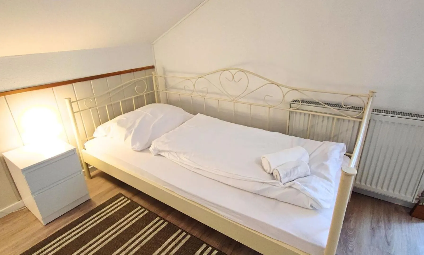Διαμέρισμα Monteursunterkunft Strasslach- Fitters' Accommodation With Shared Kitchen & Garden Γερμανία