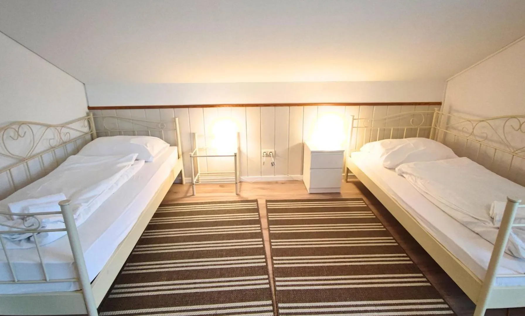 Διαμέρισμα Monteursunterkunft Strasslach- Fitters' Accommodation With Shared Kitchen & Garden