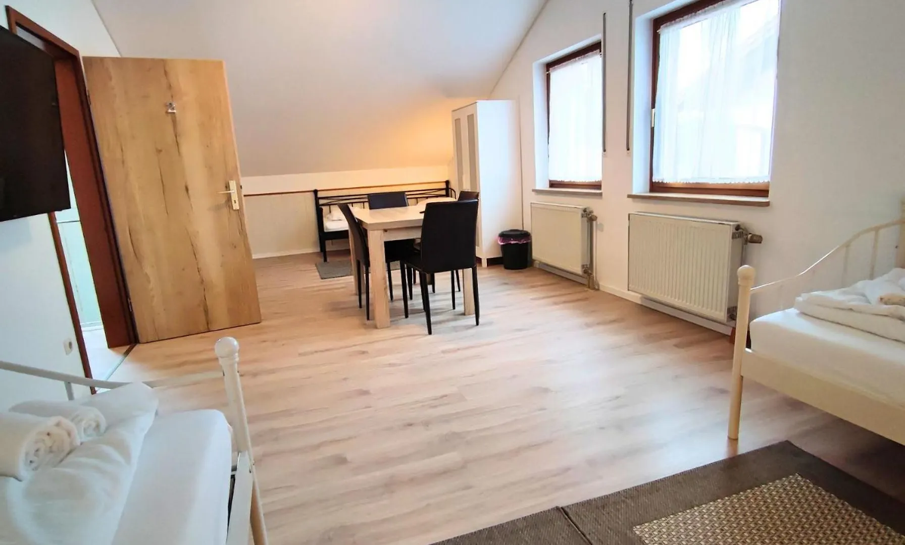Monteursunterkunft Strasslach- Fitters' Accommodation With Shared Kitchen & Garden
