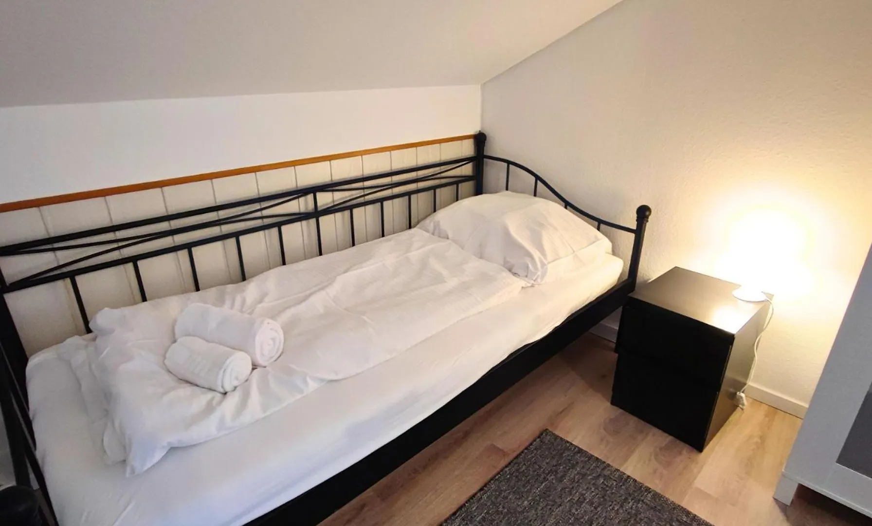Monteursunterkunft Strasslach- Fitters' Accommodation With Shared Kitchen & Garden Διαμέρισμα