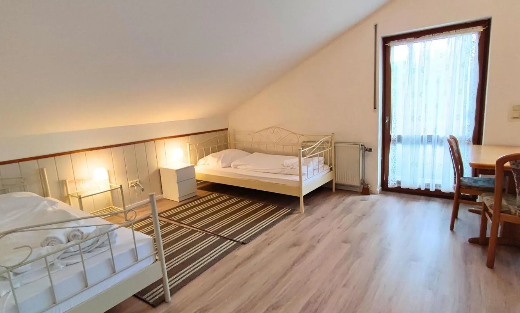 Monteursunterkunft Strasslach- Fitters' Accommodation With Shared Kitchen & Garden Γερμανία